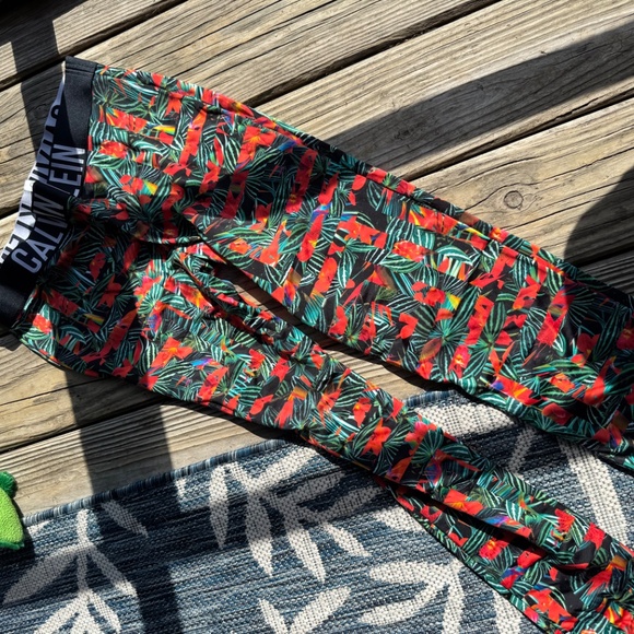Calvin Klein Performance Tropical Print Leggings – Size M - Picture 3 of 5